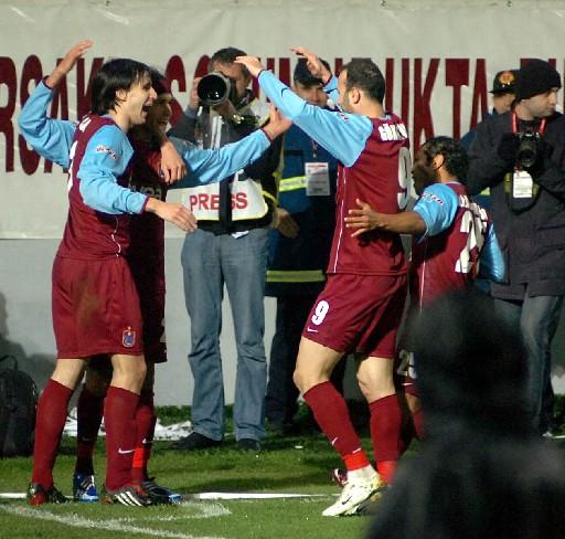 4 golle biten ve nefes kesen Trabzonspor-Galatasaray maçında sahada oyuncular mücadele verirken tribünlerde de renkli görüntüler vardı.