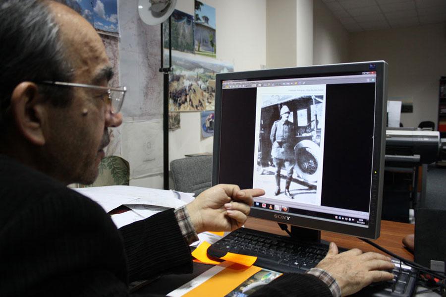 <b>HAŞİM VATANDAŞ</b><br>
1952'de Konya'da doğdu. İlk ve orta öğrenimini Konya'da tamamladı. İstanbul Devlet Güzel Sanatlar Akademisi Sinema-TV Bölümünden mezun oldu. Çizgi film ve belgesel film yönetmenliği yaptı. 2005-2008 yılları arasında “Panorama 1453 Tarih Müzesi” çalışmasının proje tasarımı ve yönetmenliğini yaptı. Yönettiği filmler arasında Emre, Hay, Fatih Sultan Mehmet (Çizgi film), Vakıf Şehir İstanbul (Belgesel) gibi filmler bulunmakta.
(haber 7)