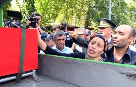 Bingöl'ün Yedisu ilçesinde şehit olan askerlerimizden Jandarma Komando Er Serkan Özbakır'ın cenazesi de İstanbul'da toprağa verildi.