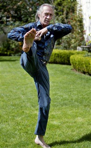 Ünlü Amerikalı oyuncu David Carradine, Tayland'ın başkenti Bangkok'ta ölü bulundu.