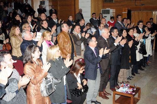 Güneydoğu'da bir aydır yaşanan sokak eylemleri ve gerginlikten bunalan Diyarbakırlılar, sanatçı Mustafa Keser'in konseriyle stres attı.