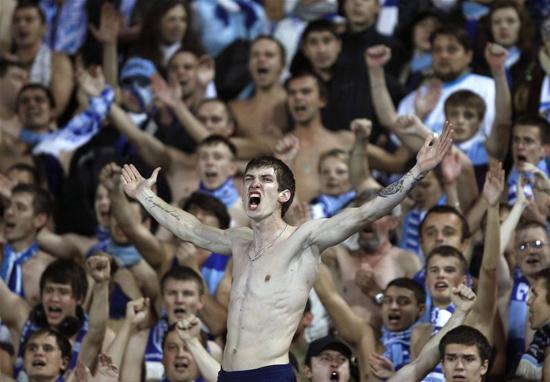 Şampiyonlar Ligi G grubu karşılaşmaları kapsamında Porto'yu ağırlayan Zenit St. Petersburg takımının ateşli taraftarları maç boyunca takımlarını yalnız bırakmadı.