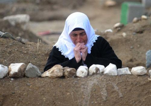 Van'ın Erciş ilçesinde yaşanan depremde hayatını kaybedenler Kurban Bayramı'nın ilk gününde yakınları tarafından mezarları başında dualarla ve gözyaşları içinde anıldı.