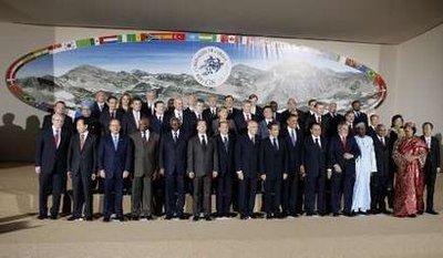 G-8 toplantısı, liderlerin aile fotoğrafı çektirmelerinin ardından İtalya Başbakanı Berlusconi'nin düzenlediği bir basın toplantısıyla sona erdi. Zirveye liderlerin çapkın bakışları damga vurdu.