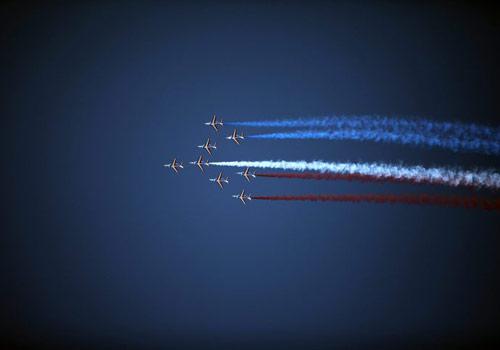 Dubai, Birleşik Arap Emirlikleri'nde gerçekleştirilen Dubai Air Show'un son gününde Fransız akrobasi ekibi, Dubai Uluslararası Havalimanı'nda izleyenlerin ağzını açık biraktıran bir gösteri düzenledi.