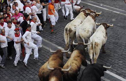 İspanya'da San Fermin festivalinde yine insanlar şenlik yaptığına inandı ama ortaya çıkan manzalar aslında kimin bayram ettiğini gösterir nitelikte.