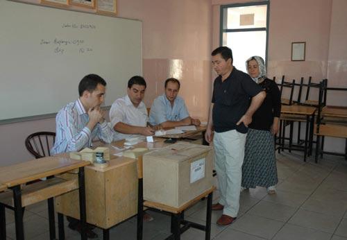 Halk oylamasına katılanlar, üzerinde ''tercih'' yazılı mührü birleşik oy pusulasında tercih ettiği kısmın üzerine basarak oyunu verecek. İl ve ilçe seçim kurulları yeterli ''tercih'' mührü olmaması durumunda ''evet'' mührünü kullandırabilecekler.