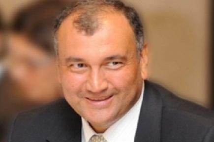 <p><strong><span style="text-decoration: underline;">Murat Ülker:<br /></span></strong><br /> Türkiye’nin en zengin işadamları arasında bulunan Ülker Holding’in patronu Murat Ülker, oturmak için Anadolu yakasını tercih eden işadamları arasında. Ülker’in Üsküdar Vaniköy’de yalısı, Çamlıca’da köşkü bulunuyor. Murat Ülker, iş yaşamının stresini ise İshaklı- Saklıköy’de bulunan çiftlik evinde atıyor.</p>