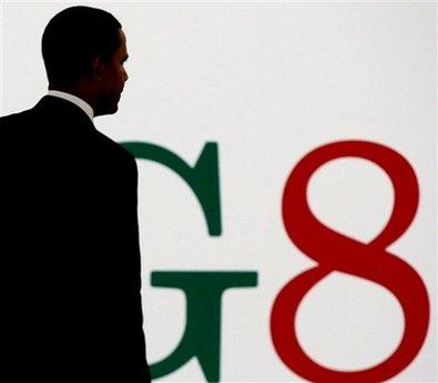 G-8 toplantısı, liderlerin aile fotoğrafı çektirmelerinin ardından İtalya Başbakanı Berlusconi'nin düzenlediği bir basın toplantısıyla sona erdi. Zirveye liderlerin çapkın bakışları damga vurdu.