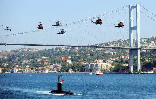 "Güçlü Ordu Güçlü Türkiye" sloganını benimseyen TSK bu yılki 30 Ağustos Zafer Bayramı'nı görkemli bir törenle kutladı. Donanma İstanbul Boğazı'nda resmi geçit töreni yaptı.