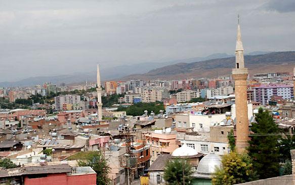 SİİRT: Ak Parti'nin milletvekili çıkarabildiği ancak BDP'nin güçlü olduğu Siirt'te iki dönemdir seçilen Afif Demirkan aday gösterildi. Ak Parti yerel seçimlerde belediyeyi BDP'ye kaptırmıştı.