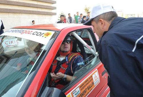 Bu yıl ilki düzenlenen Başkent Rallisi'nde modifiyeli araçlar piste çıkacakken, yarışa katılanları hayrete düşüren bir olay yaşandı. Ralli alanına dalan trafik polisleri, katılan araçlara denetim yaptı, ruhsat istedi