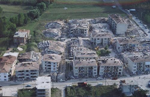 Gölcük Depremi
17 Ağustos 1999'da Kocaeli'de meydana gelen deprem 7.4 şiddetindeydi.