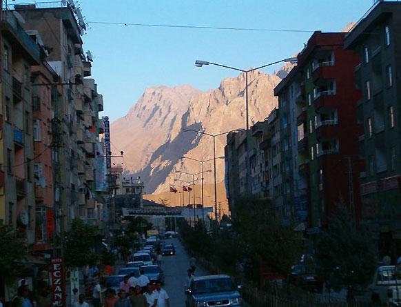 HAKKARİ: AK Parti'nin Hakkari'de BDP'ye karşı kozu merkez sağın bölgedeki önemli isimlerinden Mehmet Necip Zeydan. Daha önceki seçimlerde Demokrat Parti'den aday olmuştu.