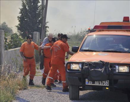 Foça'da otluk alanda başlayan yangın şiddetli rüzgar nedeniyle hızla büyüdü. 160 Hektar alanın yandığı yangında alevler evlerin bir kaç metre lakınına kadar sokuldu ve büyük korku yaşattı