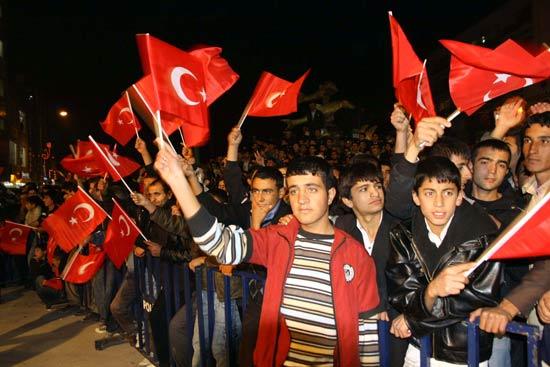 29 Ekim Cumhuriyet Bayramı kutlamaları için Kürtçe halk konseri düzenleyen Van Valisi Münir Karaloğlu, binlerce vatandaşın katıldığı etkinlikte yaptığı konuşmaya Kürtçe sözlerle başlayınca, sanatce Berdan Mardini tekrar yaptırdı...
