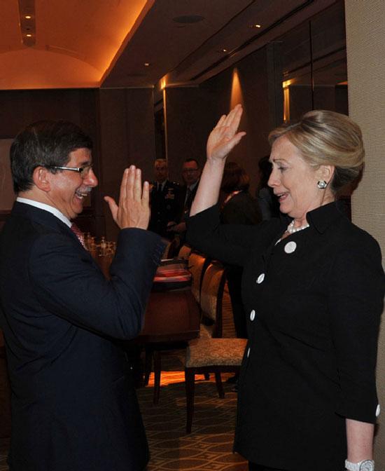 BAE'de Libya zirvesine katılan Dışişleri Bakanı Davutoğlu, ABD Dışişleri Bakanı Clinton ile görüştü. Clinton, yeni torun mutluluğunu paylaşan Davutoğlu'nu 'çak' yaparak kutladı.