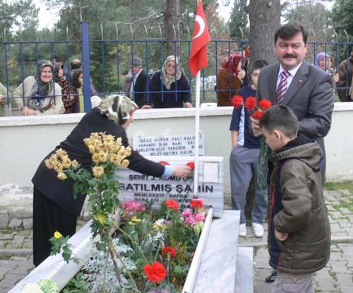 Arefe günü şehitlikler doldu, taştı