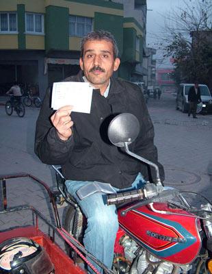Osmaniye'nin Kadirli ilçesinde yaşayan Niyazi Kabaağıl'a 2008 yılında aldığı motosikleti için hiç gitmediği İstanbul'dan 2007 yılına ait kaçak köprü geçiş cezası kesildi.