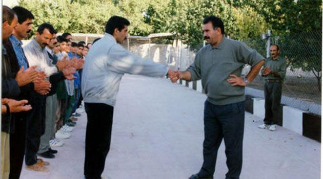 Terörist başı Abdullah Öcalan'ın bilinmeyen fotoğrafları... Öcalan'ın plajda ve kaldığı villanın havuzunda yüzerken, futbol oynarken, kadın teröristlerle doğum günü kutlarken görüntüleri çıktı.