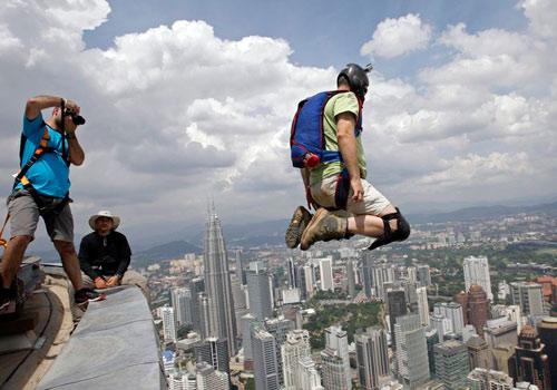23 ülkeden 93 uluslararası jumper (atlayıcı), Malezya'da yer alan Petronas Holding'e ait olan 300 metre yükseklikteki Kuala Lumpur Tower'dan atlayış gerçekleştirdi.