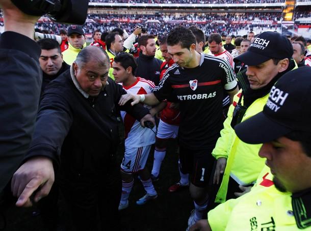 Lig tarihinde 33 şampiyonluğu bulunan ve 110 yıllık bir geçmişe sahip olan River Plate, Belgrano'yla deplasmanda oynadığı ilk maçı Cesar Mansanelli'nin 25, Cesar Pereyra'nın 49. dakikalarda attığı gollerle 2-0 kaybetmişti.