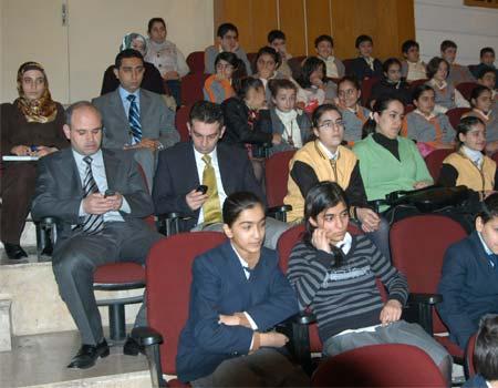 Diyarbakır'da İstiklal Marşının kabülünün 88.'ci yıldönümü etkinliğinde türban krizi yaşandı. Türbanlı bayanların protokolün arka koltuğunda oturduğunu gören askeri erkan salonu terk etti.