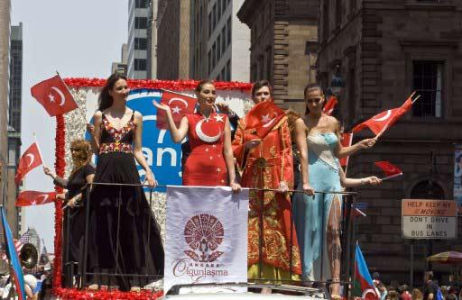 New York'ta 28'inci geleneksel Türk Günü Yürüyüşü ve Festivali büyük bir coşkuyla yapıldı. Törenlere F.Bahçe, G.Saray, Beşiktaş, Trabzon ve Karşıyaka taraftarları damga vurdu.