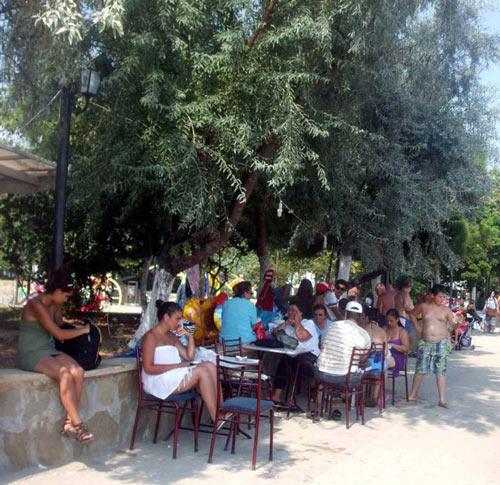 TRAKYA'NIN TEK MAVI BAYRAKLI PLAJINA SAHIP OLAN TEKIRDAG'IN SARKOY ILCESI, HAVA SICAKLIGINI 33, NEMIN DE 67'YE ULASMASI NEDENIYLE SICAK HAVADAN BUNALAN VATANDASLAR DENIZE AKIN ETTI. HAVA SICAKLIGININ MEVSIM NORMALLERININ UZERINDE SEYRETMESI, SARKOY'DE TATIL YAPAN TURISTLERI OLUMSUZ ETKILEDI. (ANADOLU AJANSI - HALIL ACAR)