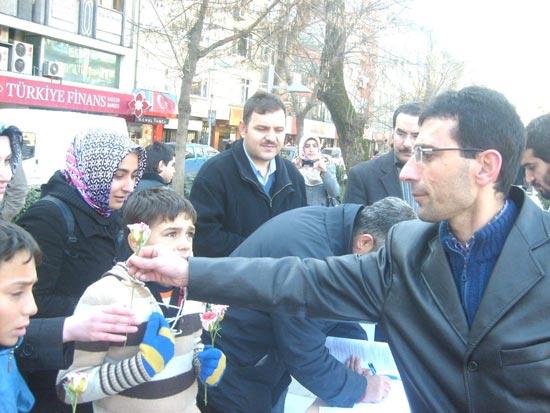 Saat 11 gibi İzmit'e ulaşan konvoy her hafta başörtüsü ögürlüğü için Sabri Yalım Parkı'nda toplanan MAZLUMDER üyeleri tarafından karşılandı