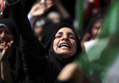 İranlılar 10. cumhurbaşkanlığı için sandık başına gitmeye hazırlanıyor. Yaşanan çekişmeler İran siyasetini, toplumunu tanımayanlarca rejimin çöktüğüne bile yorulabilir ancak İran'ı tanıyanlar bunun yanılgı olacağını belirtiyor