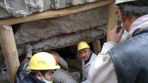 Vanda kurtarma çalışmasına katılan madencilerin görüntülediği manzara, depremin korkunç boyutunu ortaya koyarken, enkaz altında nasıl bir fedakar çalışmanın olduğunu gözler önüne seriyor.