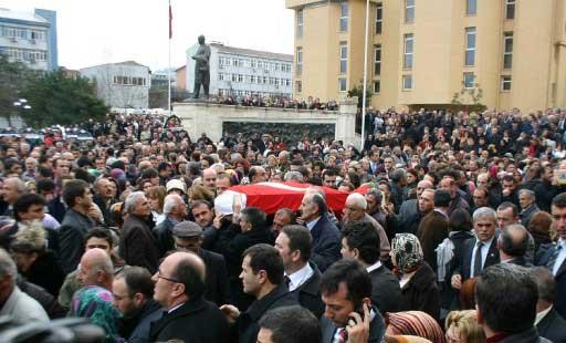 Gümüşhane'nin Zigana Dağı bölgesinde çığ düşmesi sonucu hayatını kaybeden 10 kişi son yolculuğuna uğurlandı. Trabzon Valiliği önündeki törende acı, gözyaşı ve hüzün vardı.