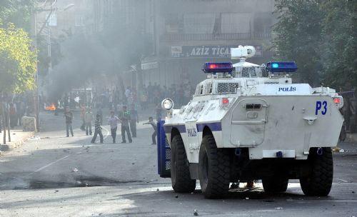 Terörist başı Abdullah Öcalan'ın yakalanışının yıldönümü nedeniyle Doğu ve Güneydoğu illerinde PKK yandaşları kepenk açmadı, açtırmadı. Yapılan eylmelere polis müdahale ederken çocuklar yine ön plandaydı