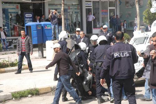 BDP Batman Milletvekili Bengi Yıldız, yol ortasında yaptığı oturma eylemi esnasında yanından geçen sivil bir polis memuruna şemsiye ile saldırdı, akabinde aracı tekmeledi. Yıldız güçlükle zaptedildi.