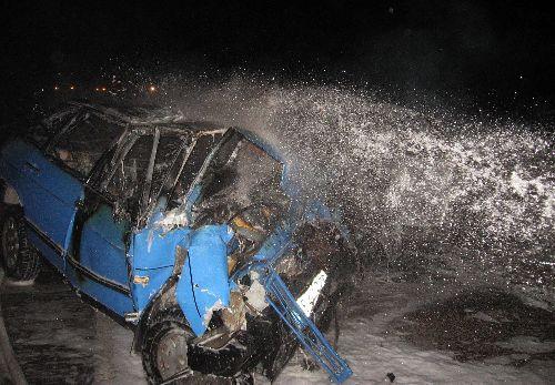 Amasya'da meydana gelen trafik kazasında 2 kişi hayatını kaybetti. kaza yapan araç cayır cayır yandı.