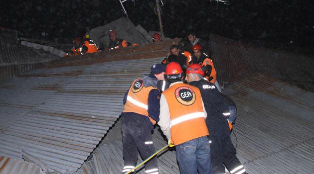 5,6 büyüklüğündeki depremde çok sayıda bina yıkılırken, Van merkezde çoğunlukla gazetecilerin kaldığı 6 katlı bir otel çöktü. Son bilgilere göre 23 kişi yaralı kurtarıldı, 7 kişi öldü.