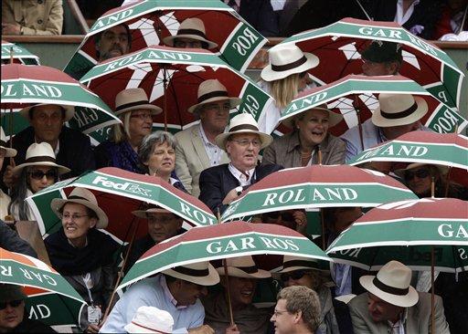 Roland Garros'u hiç kazanamamış 13 Grand Slam şampiyonu Roger Federer, hayatının en büyük hayalini gerçekleştirip daha önce 3 kez finalde Nadal'a yenildiği Fransa Açık'ta şampiyon oldu...