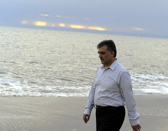 Cumhurbaşkanı Abdullah Gül'ün dün tamamladığı Afrika ziyareti sırasında çektiği fotoğrafları sosyal paylaşım sitesi twitter'daki kullanıcılarıyla paylaştı. Kullanıcılar belki de Abdullah Gül'ü ilk kez bu kadar sivil gördü.