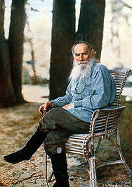 Tolstoy ise yoksulluğu kendi arzusuyla tercih edenlerden Zengin bir ailenin çocuğu olarak doğan Lev Nikolayeviç Tolstoy, öğreniminin ardından köyü Yasnaya-Polyanaya dönerek yoksul köylüler arasına katıldı.