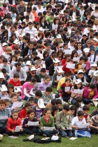 Malatya Valiliği, İl Milli Eğitim Müdürlüğü ve NT Mağazaları işbirliği ile Malatya İnönü Stadında 24 bin kişinin katılımı ile yapılan kitap okuma denemesinde dünya rekoru kırıldı.