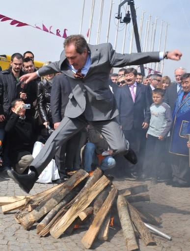 Dün gece başlayan Nevruz Bayramı kutlamaları çerçevesinde Ankara'da Atatürk Kültür Merkezi bahçesinde resmi tören yapıldı. Kültür ve Turizm Bakanı Ertuğrul Günay ve ABD Büyükelçisi Jeffrey yumurta tokuşturdu ve ateşin üstünden atladı.