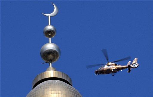 Kanlı olaylara ve katliamlara sahne olan Doğu Türkistan'da hayat devam ediyor. Acıyan yürekleri ve yaşlı gözleri ile yaşama tutunmaya çalışan Uygurlar işte böyle yaşıyorlar.