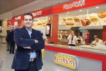 EKMEKİÇİ
Kebap ve Anadolu yemekleri bir arada
Ekmekiçi'nde, kebap ve geleneksel Anadolu yemekleri bir arada servis ediliyor. Şirket, girişimcilere AVM (alışveriş merkezi) ve cadde olmak üzere 2 faklı franchise modeli sunuyor. Birinci modelde, hizmete girmiş ya da açılması planlanan AVM'lerde 50 ile 80 metrekarelik alanlar uygun görülüyor. Cadde modelinde ise insan trafiğinin yoğun olduğu bölgeler uygun bulunuyor. Her iki seçenekte de şubeler girişimciye anahtar teslimi veriliyor. Ekmekiçi'nin franchise giriş bedeli 25 bin dolar. Dekorasyon ve gerekli donanımlar, açılacak şubenin özelliğine göre değişiyor. Örneğin, AVM bünyesindeki bir Ekmekiçi şubesinin anahtar teslimi maliyeti 120 bin ile 150 bin dolar arasında değişiyor. Reklam katılım payı yüzde 2, sürekli franchise ödemesi ise yüzde 3.
Telefon: 0232 253 03 03
Web: www.ekmekici.com
