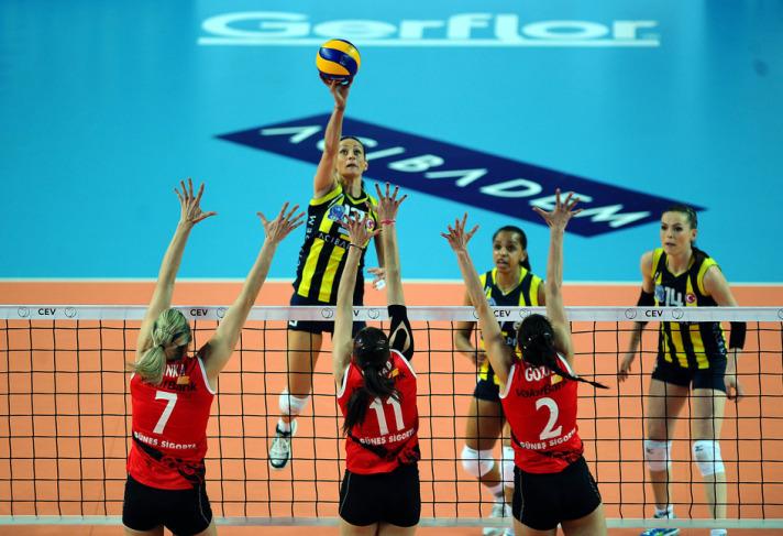 Vakıfbank Güneş Sigorta, dörtlü finalin ilk maçında Fenerbahçe Acıbademi 3-2 yenerek finale yükseldi. Vakıfbank'ın tiberaek setindeki dönüşü şampiyonluk yolunu açtı...