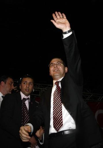 Demokrat Parti bugün yeni liderini seçiyor. Son Başkan Süleyman Soylu'nun karşısında Hüsamettin Cindoruk ve Mehmet Ali Bayar var. Cindoruk'u Demirel, Soylu'yu Çiller destekliyor