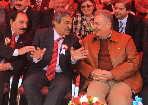 Yaklaşık altı ay önce CHP Genel Başkanı Deniz Baykal'ın temelini attığı ve tüm masraflarını ödemeyi taahhüt ettiği Türkiye'nin en büyük cemevi inşaatı yarım kalınca AK Parti devreye girdi.