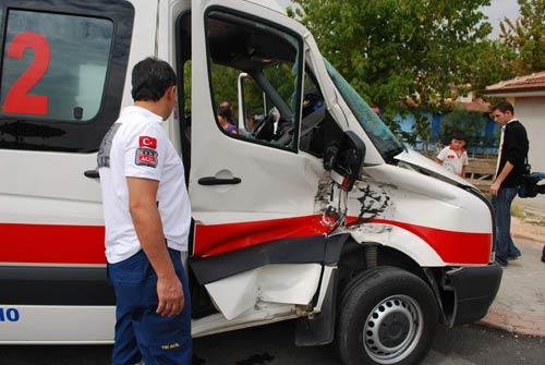 Konya'da ambulansla tren çarpıştı