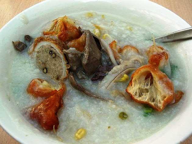 Vietnam: :eşitli et parçalarıyla pişirilmiş pirinç lapası. İçine mısır ya da farklı sebzeler koyulabiliyor.