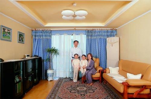 Yeondoo Jung
Bu dizi Seulün Gwangin-gu Gwangjang-dong semtinde bir apartman olan Evergreen Towerdan 32 aile portresinden oluºuyor.